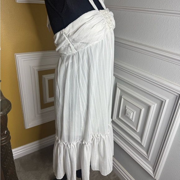 Elegant White Halter Dress - Picture 9 of 14